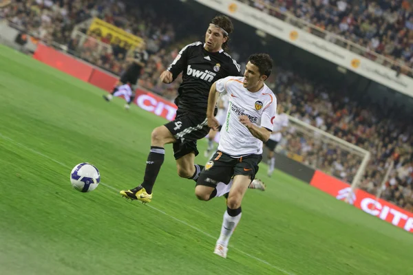 David Villa (L) et Sergio Ramos (R) en action — Photo
